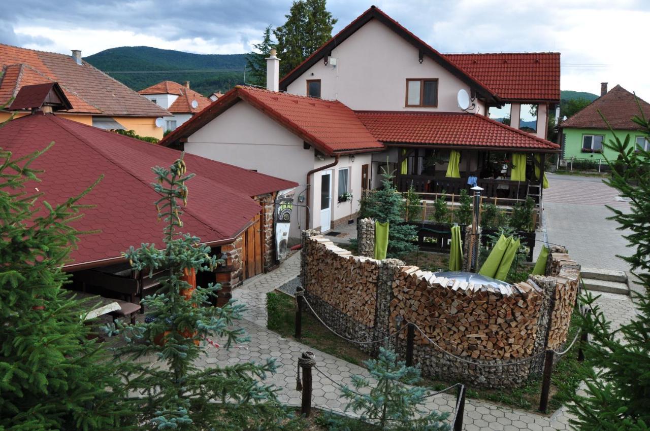 András penzión Krásnohorské Podhradie Esterno foto